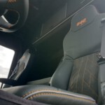 MAN Black Lion, Vintage Kunstleder Vereint mit Amaretta/Dinamica, besondere Stepparbeiten mit passender Stickerei, Faden im Racing Orange