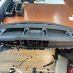 Der VW Crafter "Transporter" wurde zu einem echten Grand California Luxus Reisemobil, alles wurde mit Echtleder und Alcantara bezogen, abgesetzt mit roten Faden. Sehr Edel