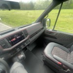 Der VW Crafter "Transporter" wurde zu einem echten Grand California Luxus Reisemobil, alles wurde mit Echtleder und Alcantara bezogen, abgesetzt mit roten Faden. Sehr Edel