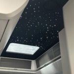 Der VW Crafter "Transporter" wurde zu einem echten Grand California Luxus Reisemobil, alles wurde mit Echtleder und Alcantara bezogen, abgesetzt mit roten Faden. Sehr Edel