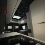 Der VW Crafter "Transporter" wurde zu einem echten Grand California Luxus Reisemobil, alles wurde mit Echtleder und Alcantara bezogen, abgesetzt mit roten Faden. Sehr Edel