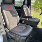 Der VW Crafter "Transporter" wurde zu einem echten Grand California Luxus Reisemobil, alles wurde mit Echtleder und Alcantara bezogen, abgesetzt mit roten Faden. Sehr Edel