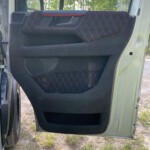 Der VW Crafter "Transporter" wurde zu einem echten Grand California Luxus Reisemobil, alles wurde mit Echtleder und Alcantara bezogen, abgesetzt mit roten Faden. Sehr Edel