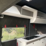 Der VW Crafter "Transporter" wurde zu einem echten Grand California Luxus Reisemobil, alles wurde mit Echtleder und Alcantara bezogen, abgesetzt mit roten Faden. Sehr Edel