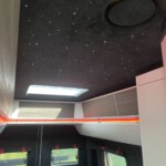 Der VW Crafter "Transporter" wurde zu einem echten Grand California Luxus Reisemobil, alles wurde mit Echtleder und Alcantara bezogen, abgesetzt mit roten Faden. Sehr Edel