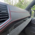 Der VW Crafter "Transporter" wurde zu einem echten Grand California Luxus Reisemobil, alles wurde mit Echtleder und Alcantara bezogen, abgesetzt mit roten Faden. Sehr Edel