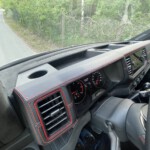 Der VW Crafter "Transporter" wurde zu einem echten Grand California Luxus Reisemobil, alles wurde mit Echtleder und Alcantara bezogen, abgesetzt mit roten Faden. Sehr Edel