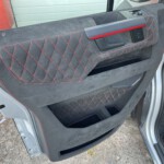 Der VW Crafter "Transporter" wurde zu einem echten Grand California Luxus Reisemobil, alles wurde mit Echtleder und Alcantara bezogen, abgesetzt mit roten Faden. Sehr Edel