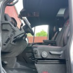 Der VW Crafter "Transporter" wurde zu einem echten Grand California Luxus Reisemobil, alles wurde mit Echtleder und Alcantara bezogen, abgesetzt mit roten Faden. Sehr Edel