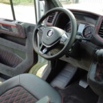 Der VW Crafter "Transporter" wurde zu einem echten Grand California Luxus Reisemobil, alles wurde mit Echtleder und Alcantara bezogen, abgesetzt mit roten Faden. Sehr Edel